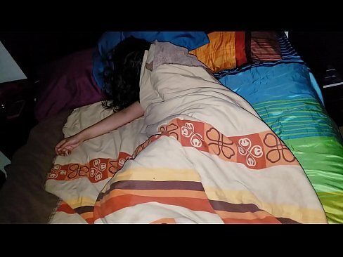 ❤️ Stepson yn curo ei lysfam ifanc tra mae hi'n cysgu. ❤❌ Just porn wrthon ni ☑